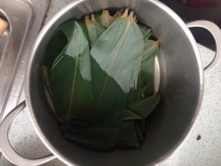 4、星冰粽,粽子叶在水中已经泡了一晚上