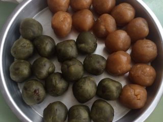 7、星冰粽,在这当中 可以把馅分成每个15g 这里左边是抹茶红豆 右面是椰蓉的