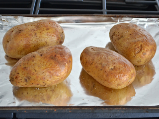 1、奶酪烤土豆,将烤箱预热至180度。把土豆放在烤盘烤30分钟。然后用叉子将每一个土豆几下,继续约30分钟即可。