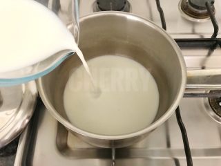 9、奥利奥阿芙佳朵咖啡,再将牛奶倒入锅中，开小火慢煮，