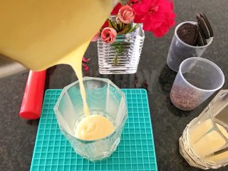 11、奥利奥阿芙佳朵咖啡,再将变稠的蛋液倒入杯子中，静置冷却10分钟，