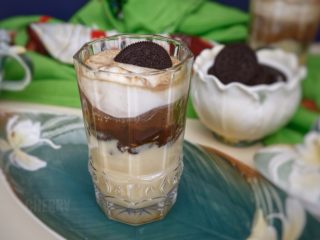 16、奥利奥阿芙佳朵咖啡,再倒入冲好的咖啡，加一块奥利奥饼干，