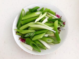 1、糖醋肉丸,大葱切成小段