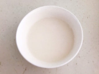 2、糖醋肉丸,1勺玉米淀粉加入适量冷水调成水淀粉