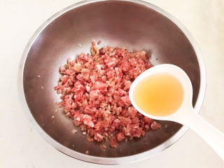 7、糖醋肉丸,加入料酒