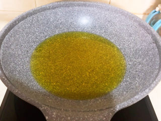 20、糖醋肉丸,炒锅烧热后加入大豆油