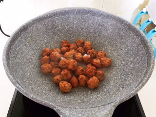 25、糖醋肉丸,加入炸好的肉丸,翻炒均匀