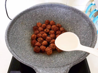 27、糖醋肉丸,加入白糖