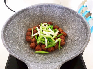 29、糖醋肉丸,加入葱段