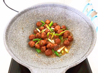 32、糖醋肉丸,烧开调匀即可,糖醋肉丸就做好了