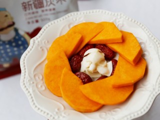 5、美食丨红枣百合蒸南瓜 滋阴润燥美颜,最中间放入百合。