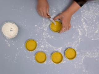 5、草莓挞,5.割取圆片，压入挞模，修边