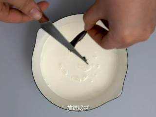 8、草莓挞,2.在锅中倒入牛奶234g、17g糖、100g奶油，刮出香草籽，切开1/4香草荚放进锅中