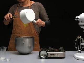 11、草莓挞,5.倒入盆中，加17g黄油，搅打至冷却