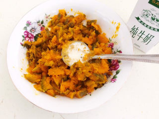 6、芝士焗南瓜,加入70ml纯牛奶，