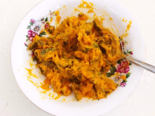 7、芝士焗南瓜,把南瓜压碎调匀，带有一点颗粒状口感更棒