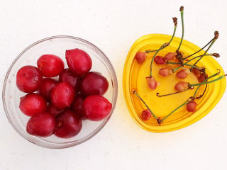 11、芝士焗南瓜,把所有的樱桃籽都去掉