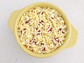 13、芝士焗南瓜,均匀的撒一层芝士碎