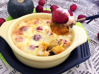 16、芝士焗南瓜,芝士焗南瓜又甜又糯，大樱桃的加入，使这道菜口感丰富，层次分明，拉丝效果非常棒，是下午茶或者宵夜的最佳选择~