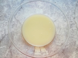 1、冬至美食  南瓜馅包子,盆里倒温水，加入发酵粉和糖混合均匀。