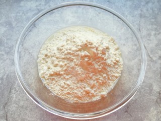 2、冬至美食  南瓜馅包子,加入中筋面粉，用筷子挑拌成絮状。