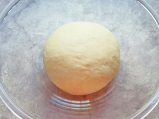 3、冬至美食  南瓜馅包子,揉成光滑的面团，盖上保鲜膜发酵至两倍大。