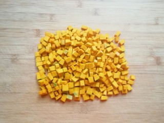 4、冬至美食  南瓜馅包子,板栗南瓜去皮去瓤，洗干净切成小丁。