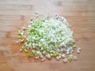 5、冬至美食  南瓜馅包子,葱洗干净切成葱花。