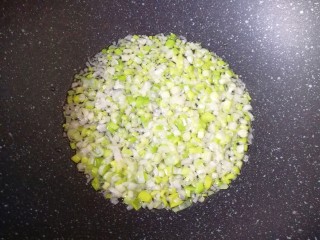 6、冬至美食  南瓜馅包子,炒锅内倒适量的食用油烧热，下入葱花炒香。