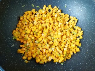 7、冬至美食  南瓜馅包子,下入南瓜丁翻炒均匀。