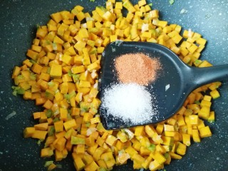 8、冬至美食  南瓜馅包子,放盐和麻辣鲜调味。