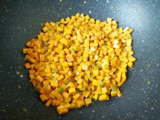 9、冬至美食  南瓜馅包子,翻炒均匀关火盛出，南瓜包子馅就做好了。