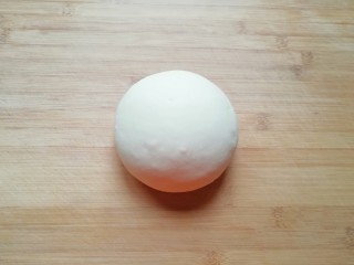 10、冬至美食  南瓜馅包子,发酵好的面团揉光排气。