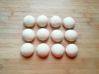 11、冬至美食  南瓜馅包子,分成大小一致的小剂子揉光滚圆。