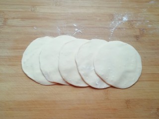 12、冬至美食  南瓜馅包子,将小剂子压扁，擀成中间稍厚边缘薄的包子皮。