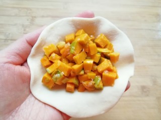 13、冬至美食  南瓜馅包子,放上足够多的包子馅。