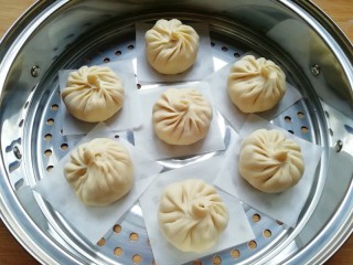 15、冬至美食  南瓜馅包子,蒸锅内放水，篦子上铺上油纸，放上做好的包子生胚，盖上锅盖二次发酵10分钟左右，凉水上锅，上汽后大火蒸10分钟关火，焖5分钟左右出锅。