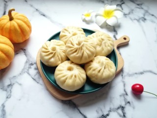 16、冬至美食  南瓜馅包子,南瓜馅包子出锅了。