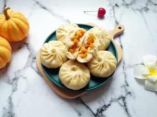 18、冬至美食  南瓜馅包子,掰开一个，里面的南瓜馅特别诱人。