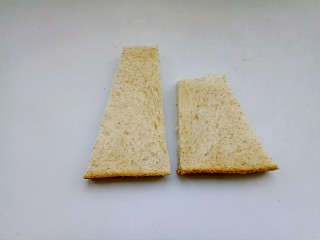 2、吐司披萨,然后切成一长一短的样子。