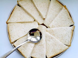 4、吐司披萨,用勺子将交接处稍微压扁。