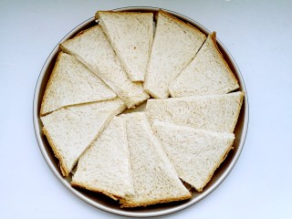 5、吐司披萨,放入烤箱160度烤2分钟。