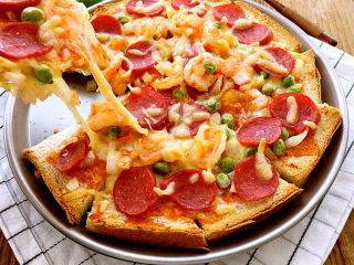 10、吐司披萨,放入烤箱，上下火190度烤10分钟左右即可。