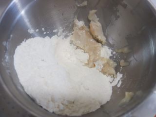 1、中秋月饼怎么做？手把手教你做蛋黄酥 ,把油皮中的所有材料放入盘里冲入83g烧滚的开水，揉到面团光滑即可不需要揉到手套膜，没有面包机的话就手揉也可以，油皮中水量不能减少，随意减水容
