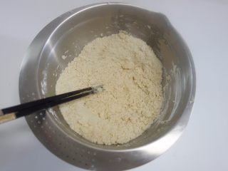 2、中秋月饼怎么做？手把手教你做蛋黄酥 ,揉好的油皮用保鲜膜装好放冰箱醒面松弛30分钟