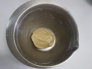3、中秋月饼怎么做？手把手教你做蛋黄酥 ,低粉加入冷藏的猪油揉好备用，猪油多少按实际添加揉到成团即可，也是盖好保鲜冰箱松弛30分钟左右