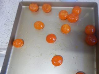 4、中秋月饼怎么做？手把手教你做蛋黄酥 ,将蛋黄放入烤箱180度烤5分钟 以不出油为准，现磕的蛋黄直接用也没问题，喜欢沙沙的口感就直接包喜欢Q点就烤一下