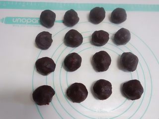 5、中秋月饼怎么做？手把手教你做蛋黄酥 ,等待的时间把豆沙分成16份，跟蛋黄一起称重，蛋黄+豆沙大概40g/个，因为蛋黄有大小一起称重那做好大小就会一样，取一个豆沙按扁包入一个蛋黄，