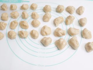 6、中秋月饼怎么做？手把手教你做蛋黄酥 ,将油皮跟油酥全部分成16份，水油皮大概23g/个，油酥14g/个，盖上保鲜膜备用