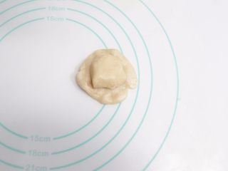 7、中秋月饼怎么做？手把手教你做蛋黄酥 ,取一份油皮按扁包入一份油酥，依次放好盖上保鲜膜